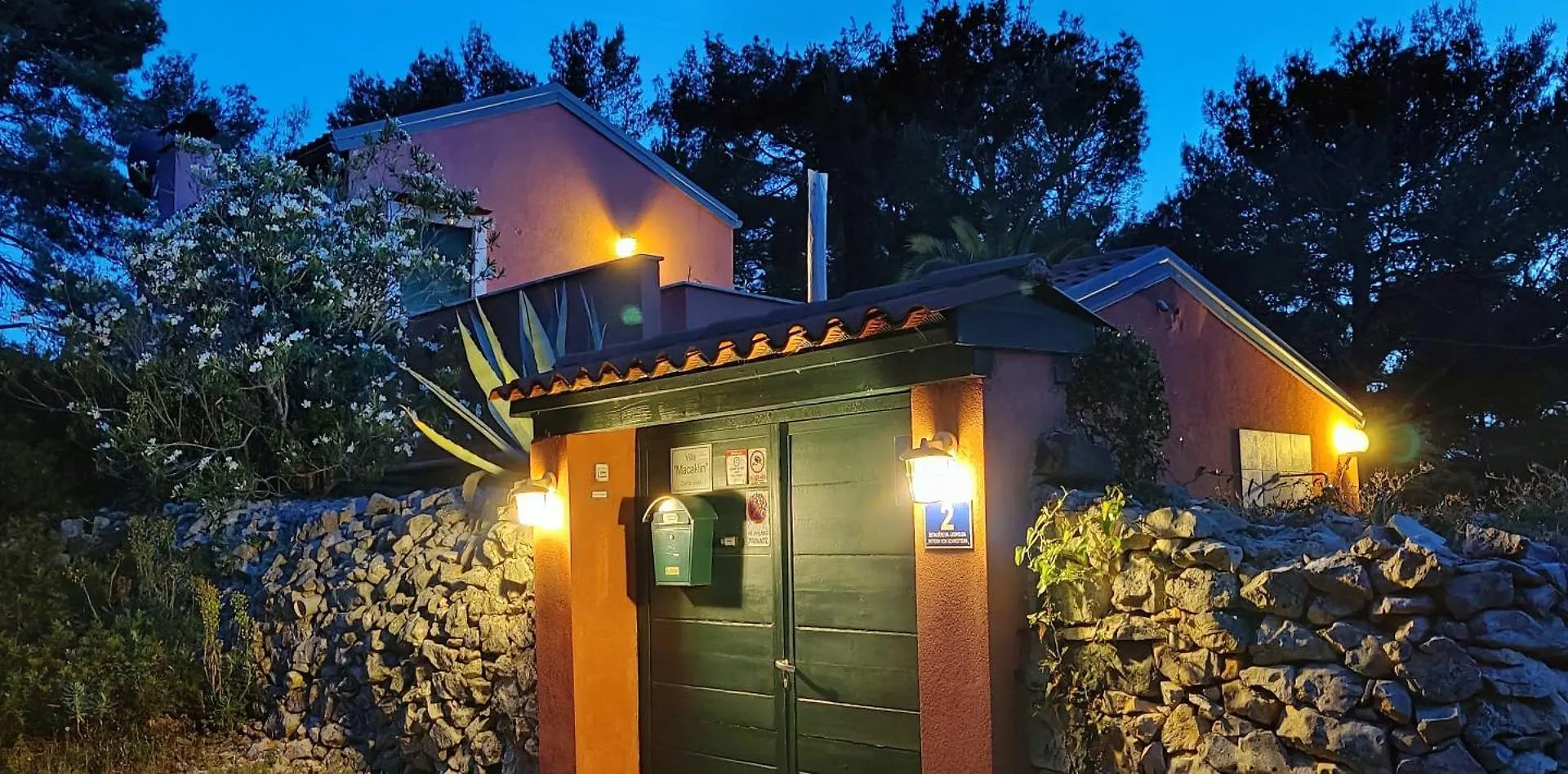 Villa Macaklin - Authentic Island House At The Beach In Cikat Forest Park With Its Own Parking Mali Lošinj